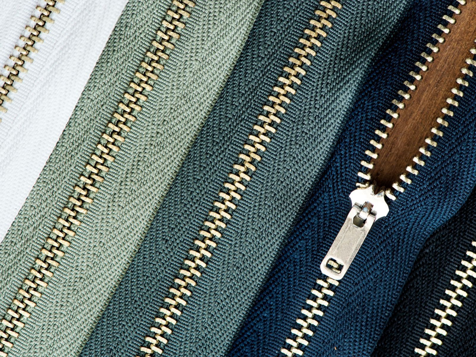 How to fix a separated zipper